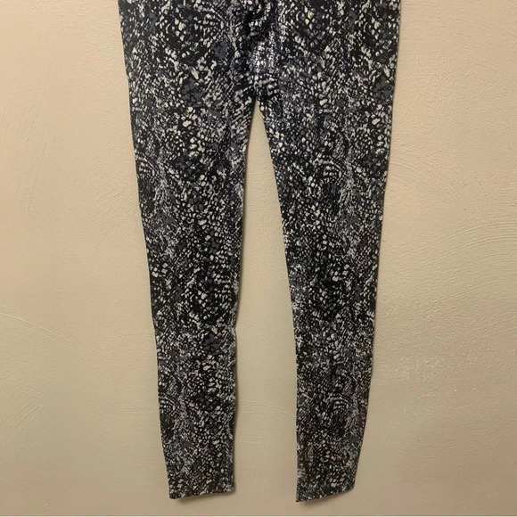 Spanx Faux Leather Snake Shine Leggings Size Small NWT New - Picture 8 of 16